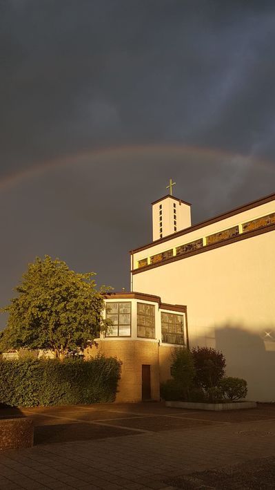 Foto: Steinauer Kirche - beschirmt von einem Regenbogen nach Unwetter (privat)